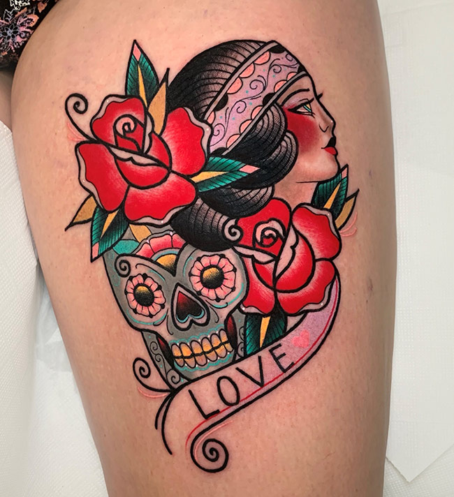 Tatuaje tradicional de mujer y calavera. Por Tamy Love