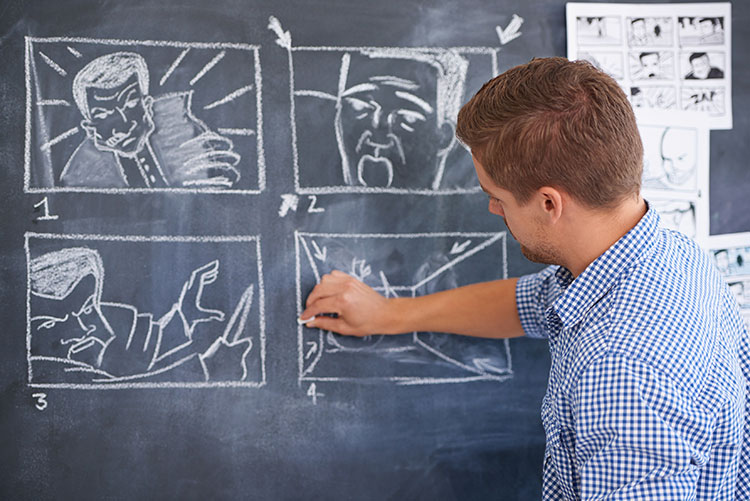 Profesor dibujando en clase para sus alumnos