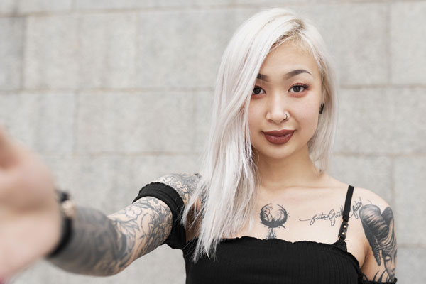 mujer gótica con tatuajes