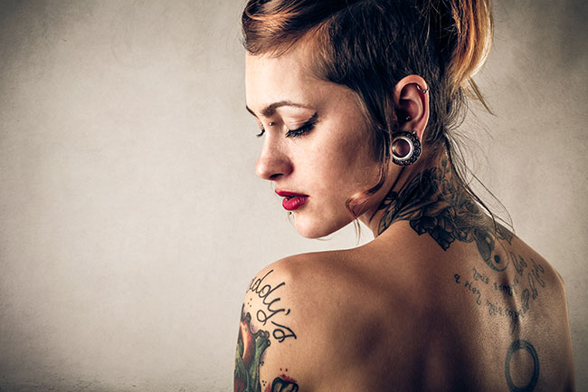 Mujer con tatuajes estilo gótico