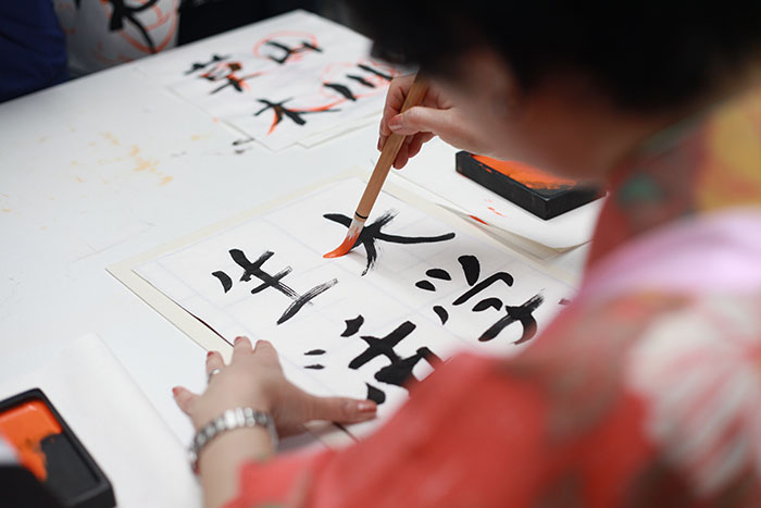 Escribiendo ideogramas chinos