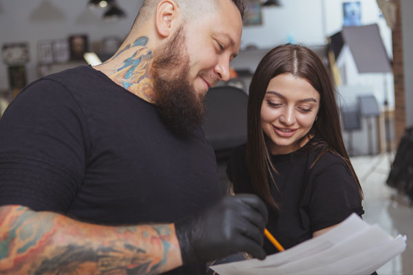 Tatuador trabajando con clientes